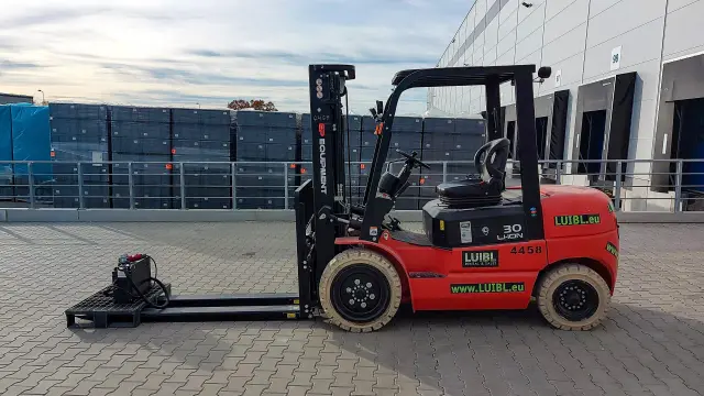 Bild 3 einer Mietmaschine vom Typ 3 tonnes electric | EP EFL302 Triplex mast 4800 mm