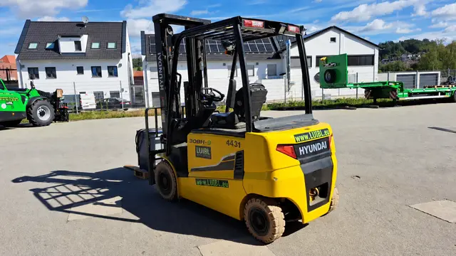 Bild 2 einer Mietmaschine vom Typ 3 tonnes electric | Hyundai 30BH-9 6000 mm