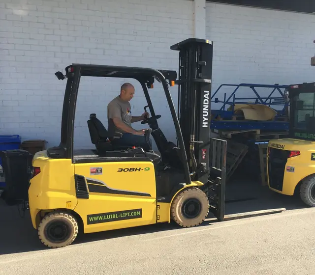 Bild 4 einer Mietmaschine vom Typ 3 tonnes electric | Hyundai 30BH-9 6000 mm