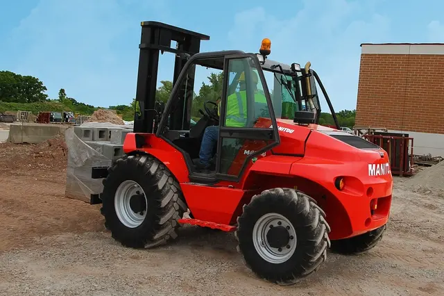 Bild 0 einer Mietmaschine vom Typ 5 Ton All Terrain Forklift | Manitou M50-4