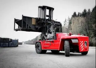 Image of a rental machine of type 25-tonne Diesel Forklift | Kalmar DCG 250-25T Triplex 4660 mm