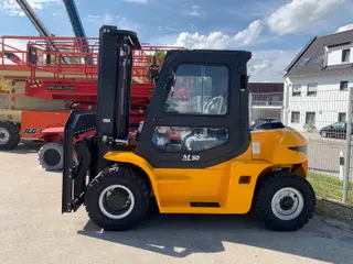 Image of a rental machine of type 5-tonne Diesel Forklift | Maximal FD50T 4800 mm