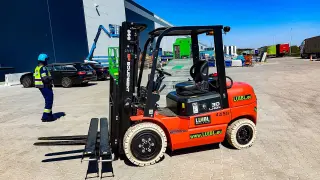 Image of a rental machine of type 3 tonnes electric | EP EFL302 Triplex mast 4800 mm