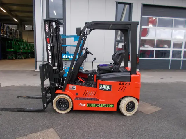 Bild 4 einer Mietmaschine vom Typ 2 tonne electric four-wheeler | EP CPD20L1-Li 4700 mm