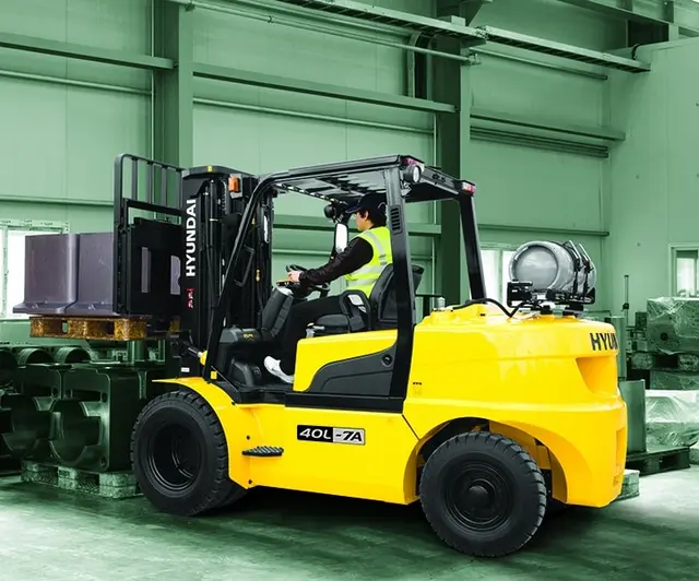 Bild 0 einer Mietmaschine vom Typ 4 tonnes gas | Hyundai 40L-7A 6030 mm